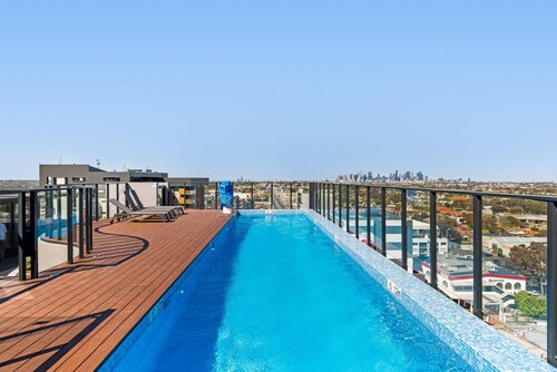 Elegant 1-bed by Shops With Rooftop Swimming Pool
