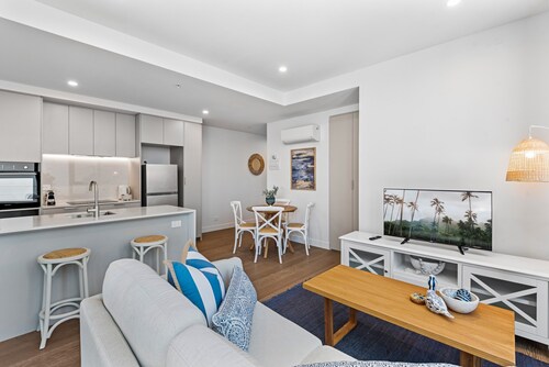 Elegant 1-bed by Shops With Rooftop Swimming Pool