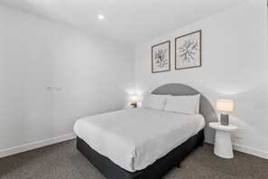 Apartment | 1 bedroom, laptop workspace, iron/ironing board, bed sheets - Elegant 1-bed by Shops With Rooftop Swimming Pool (Melbourne)