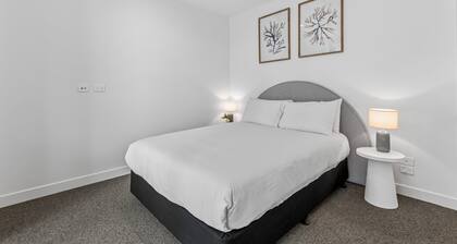 Elegant 1-bed by Shops With Rooftop Swimming Pool