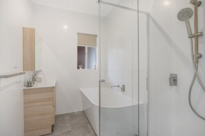 Apartment | Bathroom | Towels - Spacious Glenunga Home With Garage Parking (Adelaide)