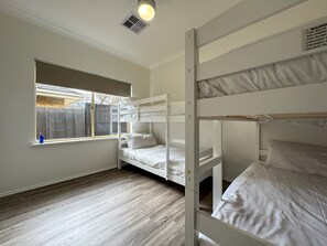 شقة | 4 عدّة غرف نوم وملاءات أسرّة