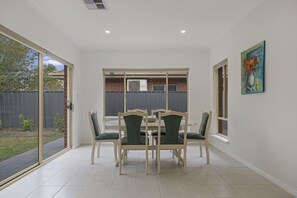 Apartment | Outdoor dining - Spacious Glenunga Home With Garage Parking (Adelaide)