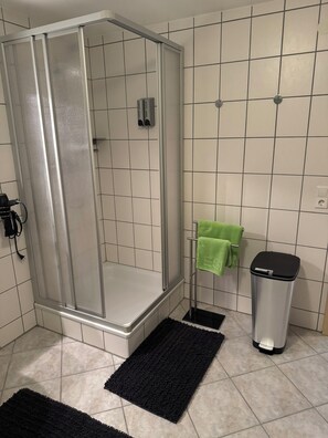 Shower, hair dryer, towels, soap - Feel-good oasis with waterbed (Bodelshausen)