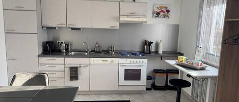 Kylskåp, mikrovågsugn, ugn och spishäll