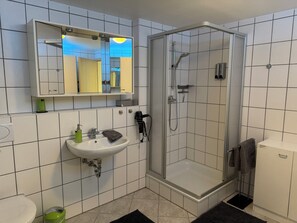 Dusch, hårtork, handdukar och tvål