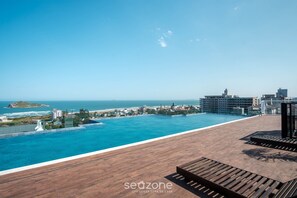 Apartamento básico | Piscina | Una piscina al aire libre