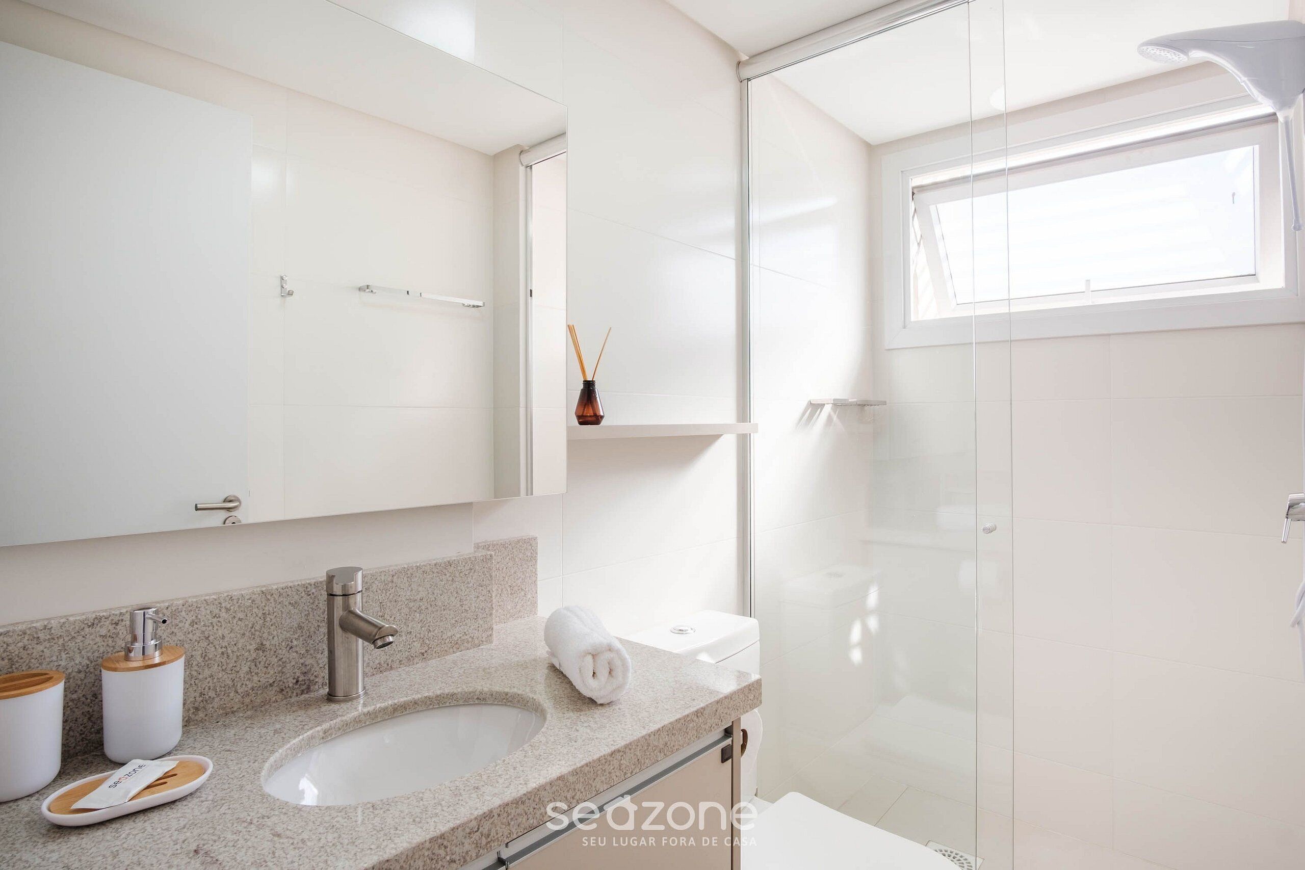 Eenvoudig appartement | Badkamer | Een douche