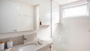 Eenvoudig appartement | Badkamer | Een douche