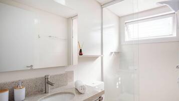 Basic Apartment | Bathroom | Shower
