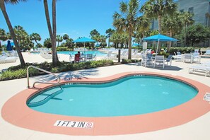 Lämmitetty uima-allas