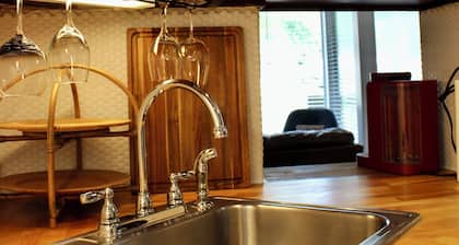 Copper Den Condo by the Bay, Chic & Cozy studio