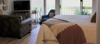 Copper Den Condo by the Bay, Chic & Cozy studio