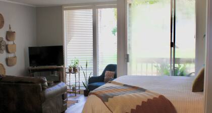 Copper Den Condo by the Bay, Chic & Cozy studio