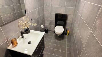 Apartment, 2 Bedrooms, Accessible, Balcony | Bathroom