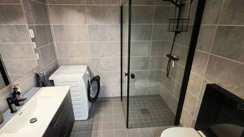 Apartment, 2 Bedrooms, Accessible, Balcony | Bathroom