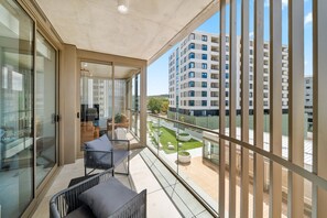 Apartment | Property grounds - Bright 2-bed Apartment With Gym, BBQ & Pool Access (Canberra)