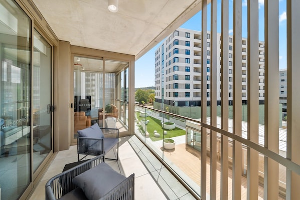 Property grounds - Bright 2-bed Apartment With Gym, BBQ & Pool Access (Canberra)