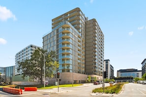 Reception - Bright 2-bed Apartment With Gym, BBQ & Pool Access (Canberra)