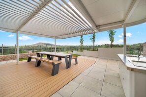 Apartment | Balcony - Bright 2-bed Apartment With Gym, BBQ & Pool Access (Canberra)