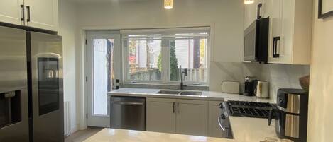 Micro-ondes, four, plaque de cuisson, lave-vaisselle