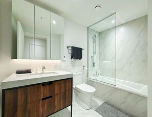 Hair dryer, towels, soap, shampoo - NEW 1bdrm condo, 2mins subway + high walk score! (Longueuil)