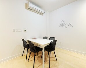 Dining - NEW 1bdrm condo, 2mins subway + high walk score! (Longueuil)