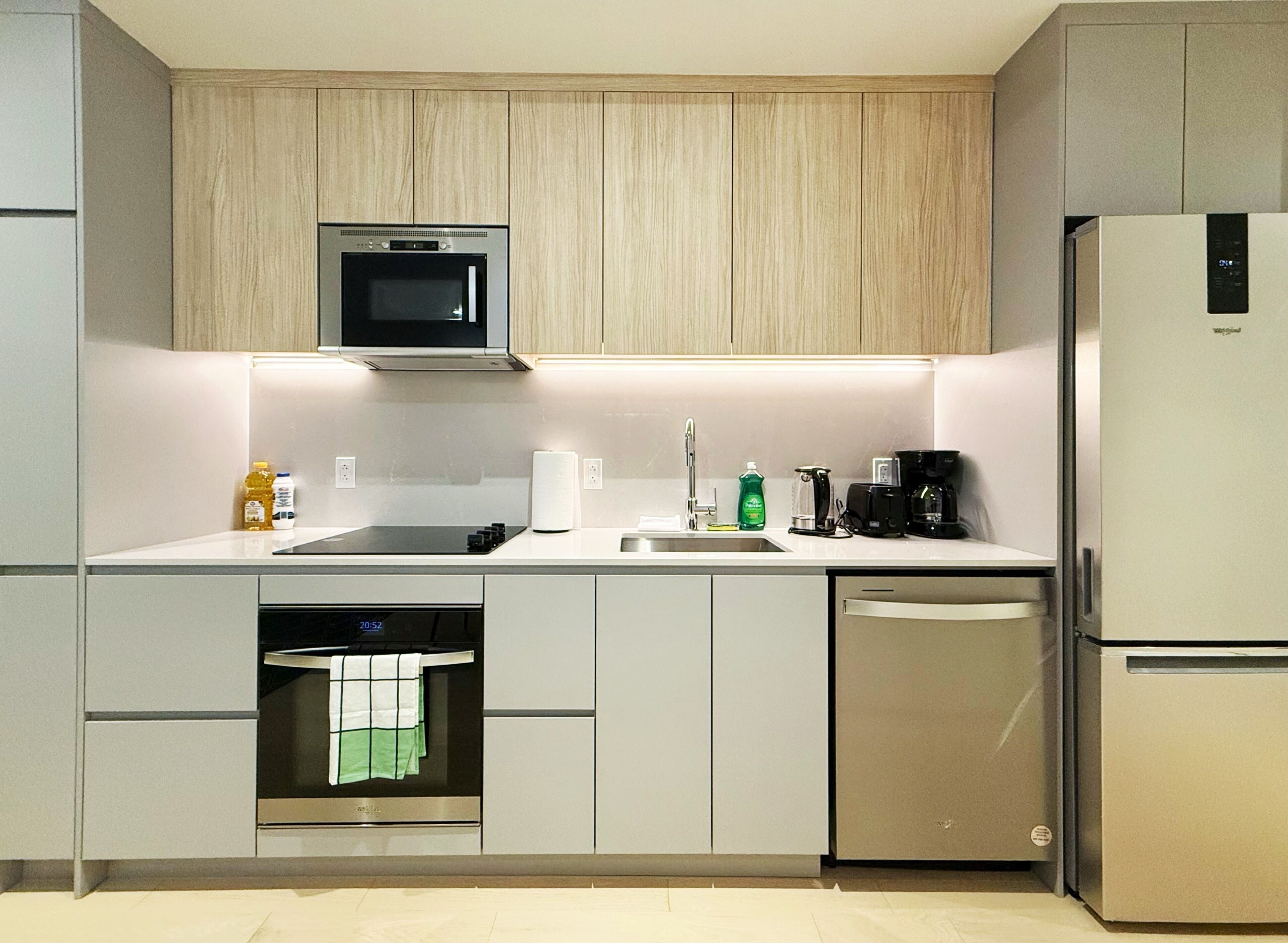 Réfrigérateur, micro-ondes, four, plaque de cuisson