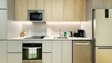 Réfrigérateur, micro-ondes, four, plaque de cuisson