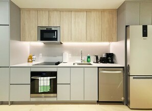 Refrigerador, microondas, horno y parrilla de estufa 