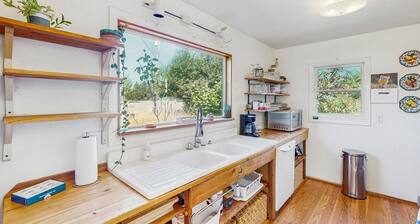 Charming dog-friendly house and separate studio w/ grill, WIFI, washer and dryer