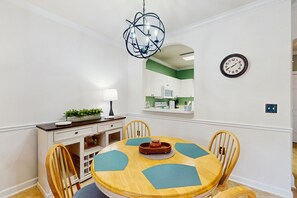 Dining - Pond view condo with private balcony, pool, close to beach & golf (North Myrtle Beach)