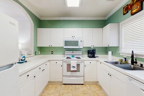 Kjøleskap, mikrobølgeovn, ovn og kokeplater