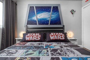 4 habitaciones, escritorio y tabla de planchar con plancha 