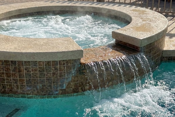 Utendørsbasseng og et oppvarmet basseng