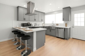 冷蔵庫、電子レンジ、オーブン、コンロ