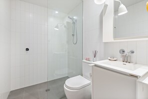 Apartment | Bathroom | Hair dryer, towels, soap, shampoo - Brighton 1-bed Apartment With Balcony & Parking (Melbourne)