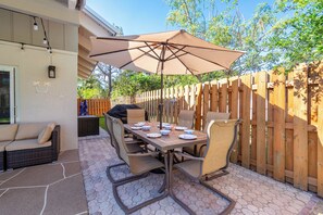 Outdoor dining - Modern fun home with saltwater heated pool (Delray Beach)