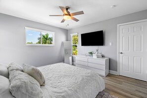 Tabla de planchar con plancha, wifi y ropa de cama 