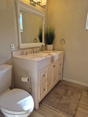 Hårføner, håndklær, såpe og toalettpapir