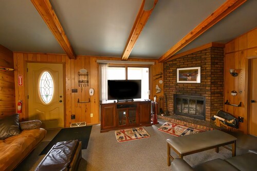 Welcoming 3-bedroom house steps from Ski Brule!