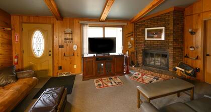 Welcoming 3-bedroom house steps from Ski Brule!