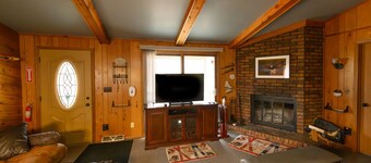 Welcoming 3-bedroom house steps from Ski Brule!