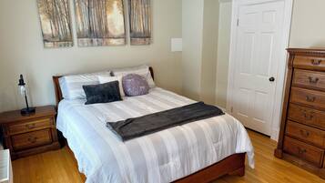 3 bedrooms, iron/ironing board, internet, bed sheets