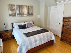 3 bedrooms, iron/ironing board, internet, bed sheets