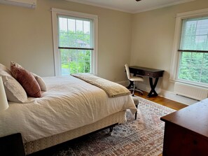 3 bedrooms, iron/ironing board, internet, bed sheets