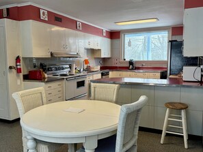 Microwave, oven, stovetop - Colonial in Caribou for work or winter sports. (Caribou)