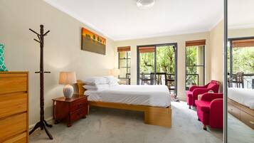 Apartment | 2 bedrooms, iron/ironing board, bed sheets