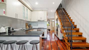 Apartment | Private kitchen | Cookware/dishes/utensils