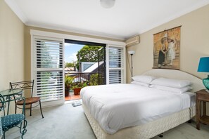 Apartment | 2 bedrooms, iron/ironing board, bed sheets - Spacious 2-bed Townhouse With Garage & Patio (Sydney)